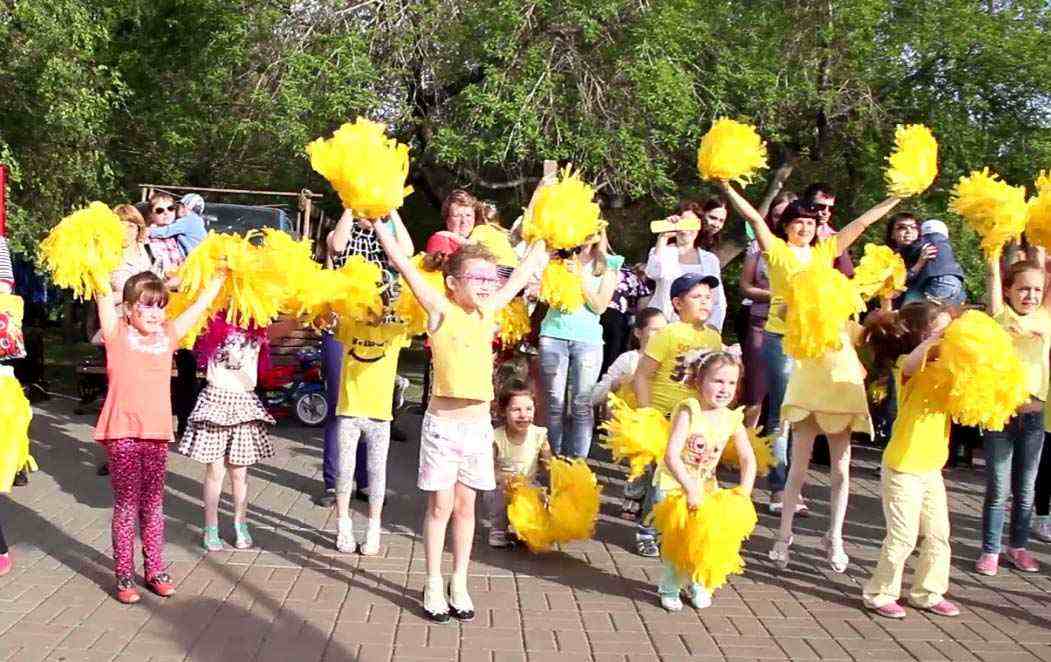 Ежегодно 1 июня ученики Центра Материнства и Детства принимают участие в специально организованном мероприятии - флешмоб на площади Александра III. Студия хореографии готовит специальный зажигательный танец для этого события